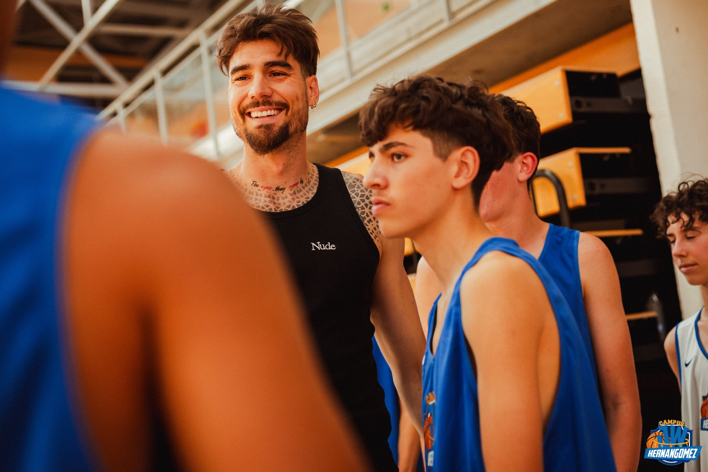 Los técnicos, con los campistas